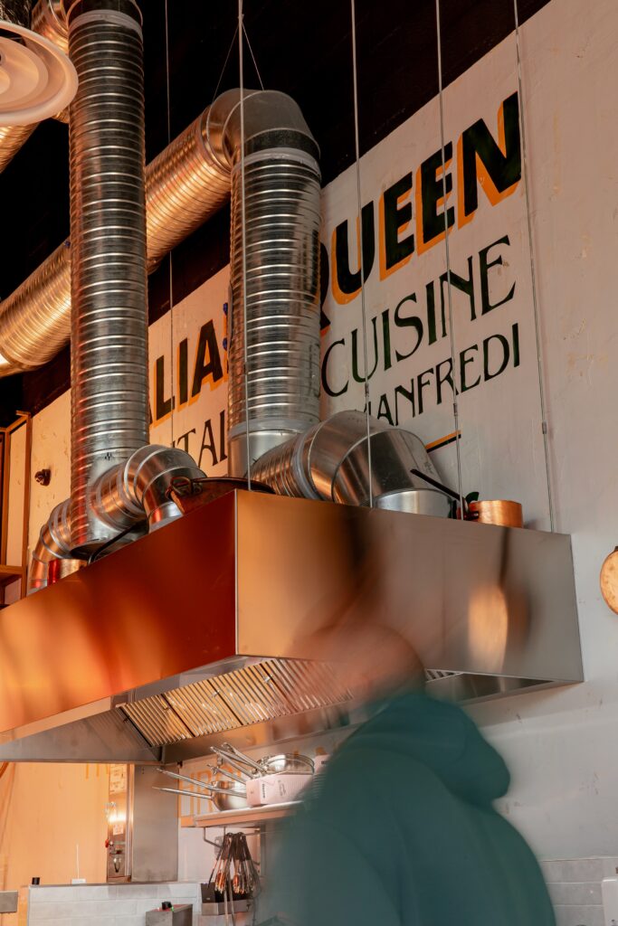 La cuisine et l'enseigne « Cucina Manfredi »