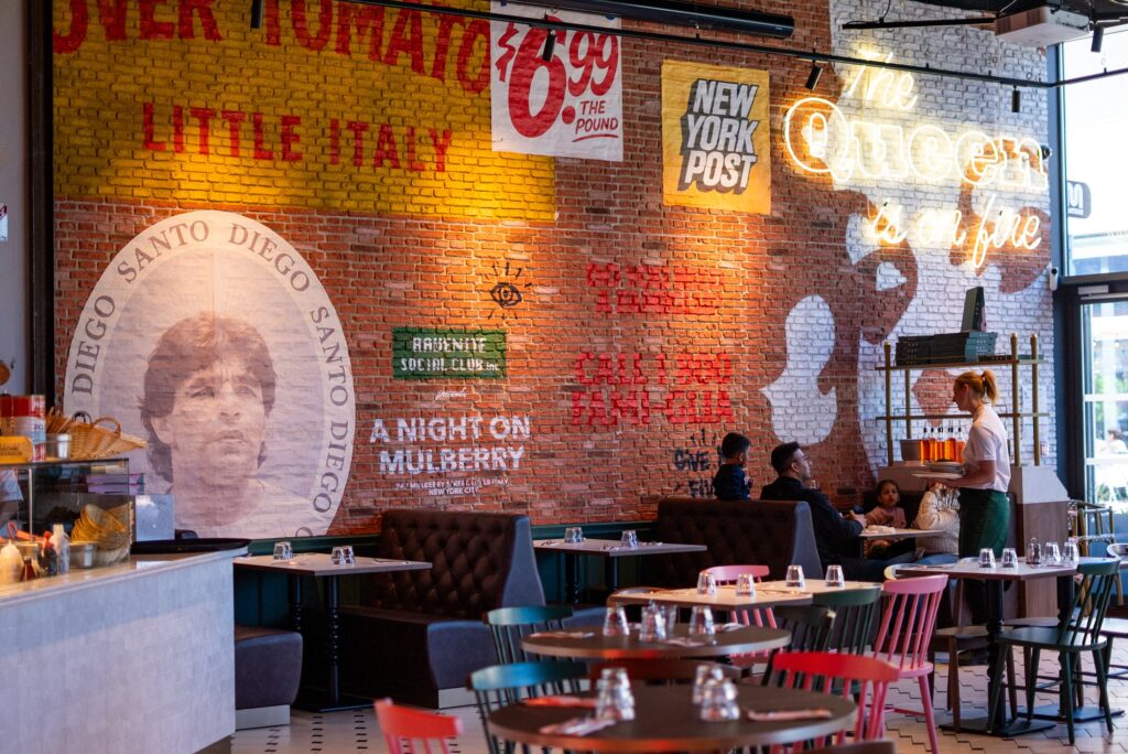 La fresque « Little Italy » et les tables